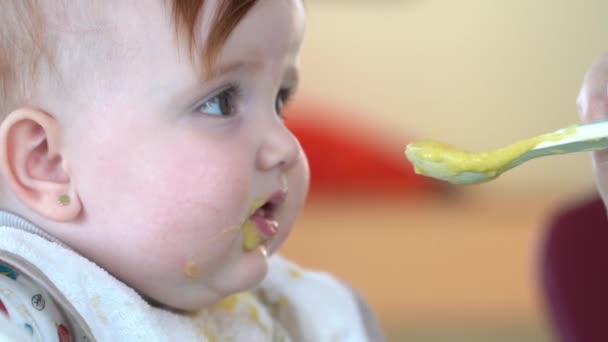 Bebê Câmera Lenta Com Rosto Sujo Comida Bebê Olhando Para — Vídeo de Stock