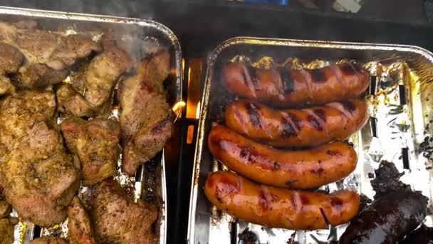 Fatias Carne Marinada Salsichas Grelhadas Bandejas Metal Fora Casa Durante — Vídeo de Stock