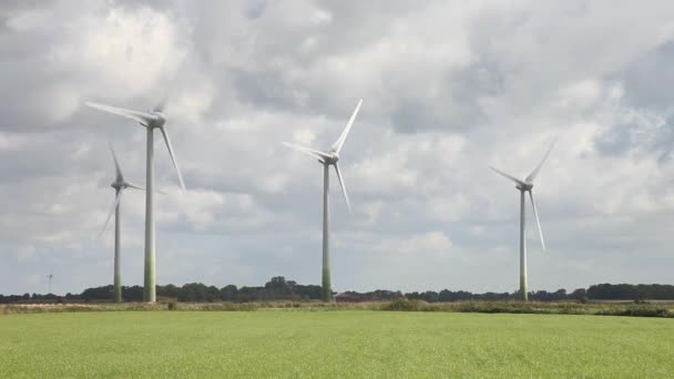 Ветряные Турбины Видны Зеленых Полях Восточная Фрезия Нижняя Саксония Германия — стоковое видео