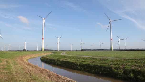 Turbinas Eólicas Tierras Cultivo Con Zanja Drenaje East Fresia Baja — Vídeo de stock