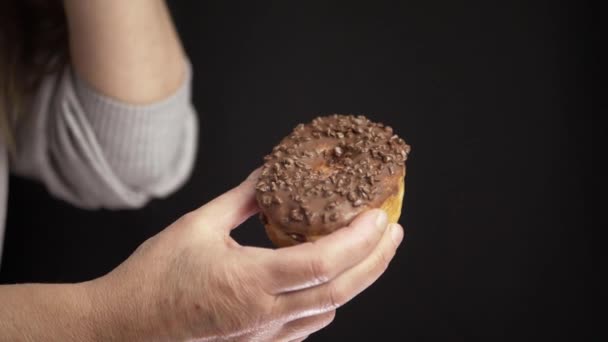 Руки Пить Взять Кофе Шоколадным Пончиком Средний Выстрел — стоковое видео