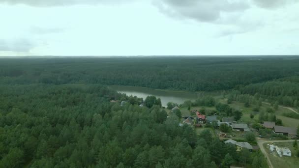 Mosca Aérea Sobre Casas Particulares Casas Campo Localizadas Margem Lago — Vídeo de Stock