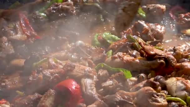 Chef Moviendo Carne Paella Con Pala Plano Detalle — Vídeos de Stock
