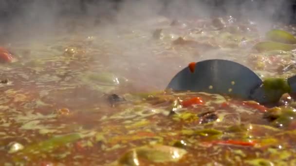 Aşçı Çorba Kaynarken Bir Valensiyalı Paella Kürekle Hareket Ettirir — Stok video
