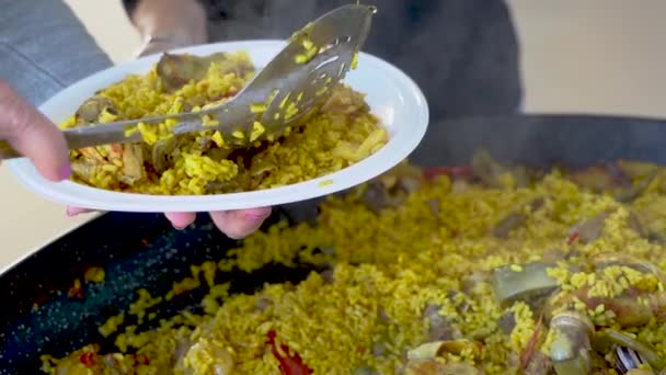 Chef Sirviendo Plato Paella Valenciana Con Arroz Caliente Liberando Vapor — Vídeos de Stock