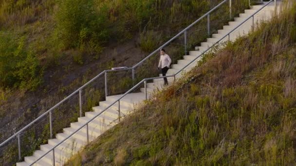 Young Man Walking Stairs Mountain Beautiful Field — Wideo stockowe