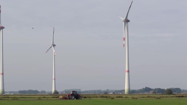 Tractor Ploughing Field Wind Turbines Background East Frisia Lower Saxony — ストック動画