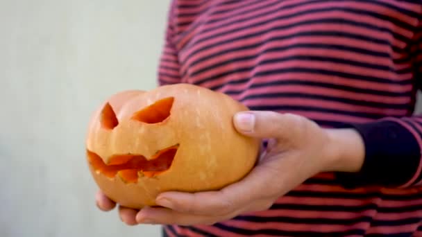 Hands Holding Evil Pumpkin Smile Cut Eyes Crafts Preparations Haloween — Vídeo de stock