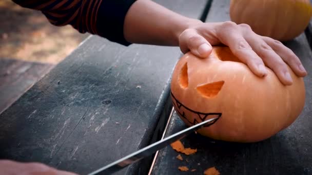 Slicing Smile Scary Halloween Pumpkin — стоковое видео