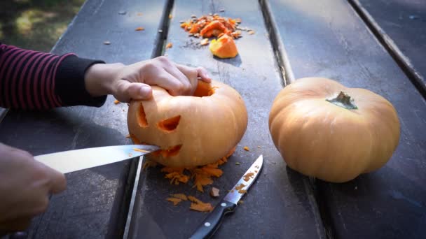 Finalizing Details Holiday Halloween Cut Faces Two Pumpkins — Vídeo de stock