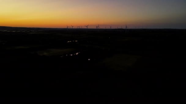 Větrné Turbíny Produkující Zelenou Energii Siluety Větrného Mlýna Při Západu — Stock video
