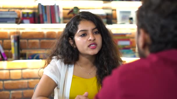Kafede Yetişkin Seksi Bir Kız Var Farklı Ifadeler Veren Başkalarıyla — Stok video