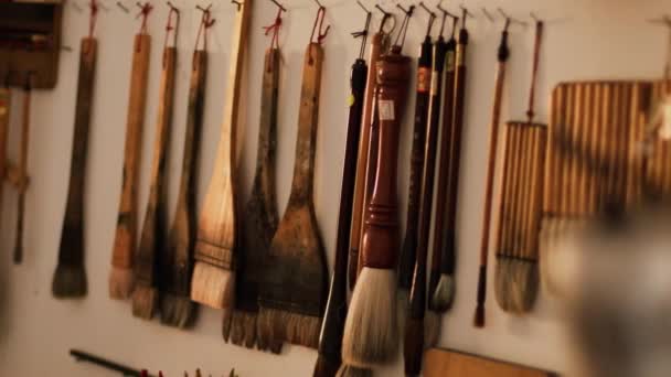 Artist Paint Brushes Hanging String Wall Paint Reveal Window Workshop — Stock video