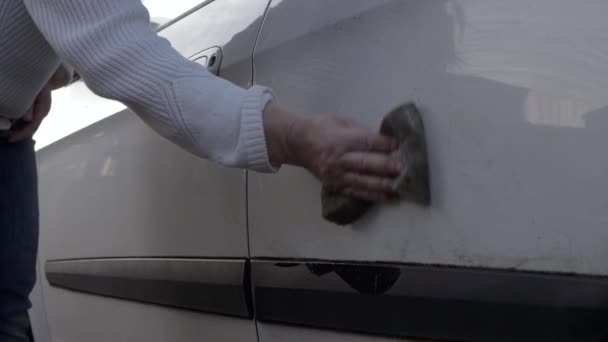 Hands Washing Car Side Wide Shot — Vídeo de Stock