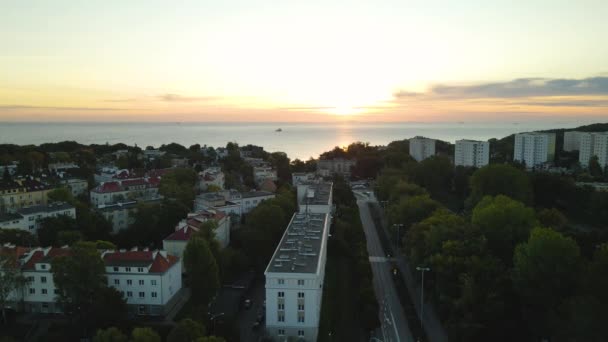 Город Гдыня Польше Великолепный Вид Красивые Здания Спокойным Морем Время — стоковое видео