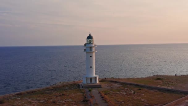 Amazing Lighthouse Stands Tall Side Cliff Majestic Sunset Reflecting Blue — Video Stock