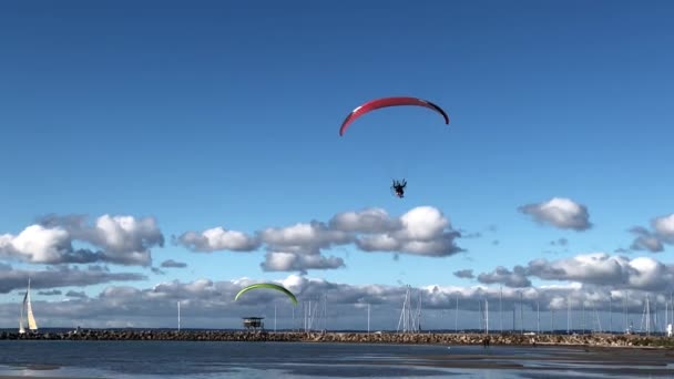 Gemotoriseerde Deltavlieger Landing Het Strand — Stockvideo