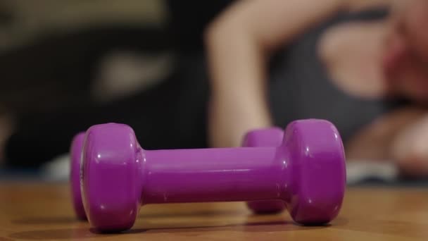 Close Shot Purple Weights Ground Female Person Doing Workout Background — Stockvideo