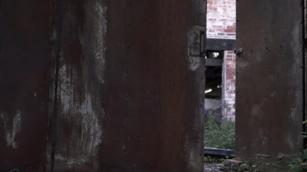 Vista Del Edificio Abandonado Través Vieja Puerta Oxidada Amplia Panorámica — Vídeo de stock