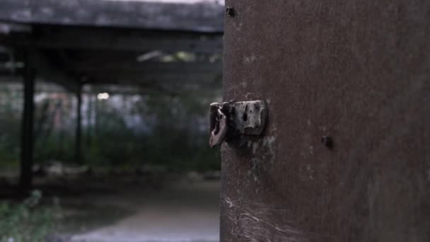 View Derelict Building Rusty Old Door Medium Tilting Shot — ストック動画