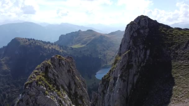 Voler Avec Drone Entre Deux Rochers Beau Lac Montagne Suisse — Video