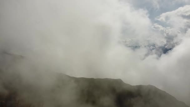 Time Lapse Γρήγορα Κινούμενα Σύννεφα Ομίχλη Ένα Πράσινο Ελβετικό Βουνό — Αρχείο Βίντεο