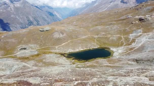 Drohnenflug Über Dem Sattgrünen Riffelsee Bei Zermatt Der Schweiz — Stockvideo