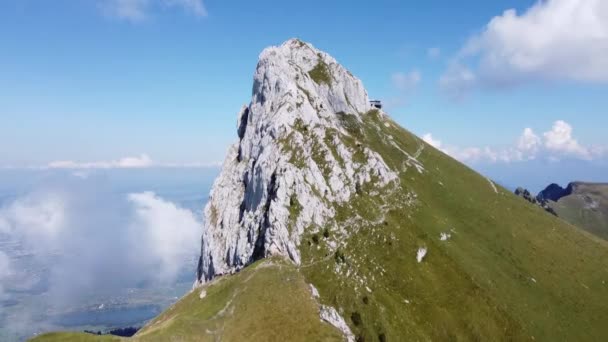 Krásný Stockhorn Vrchol Natočený Dronem Švýcarsku Slunečné Počasí Modrou Oblohou — Stock video