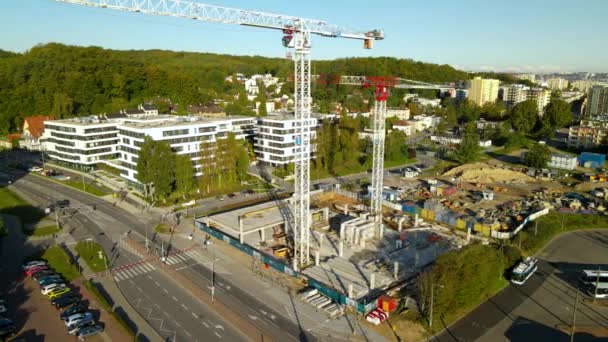 Aerial Dolly Slide Giant Building Site Residential District — Vídeo de stock