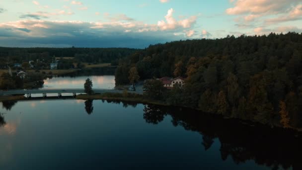 Aerial Dolly Shot Natural Lake Surrounded Forest Small Village Kowalskie — Stockvideo