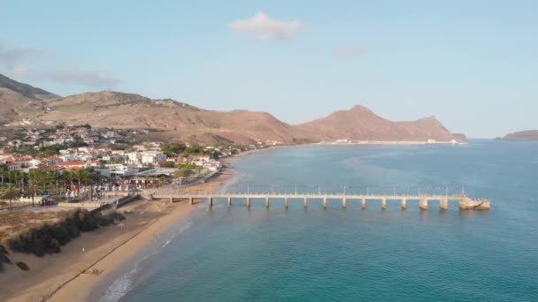 Luchtfoto Van Het Porto Santo Strand Met Een Brug Die — Stockvideo
