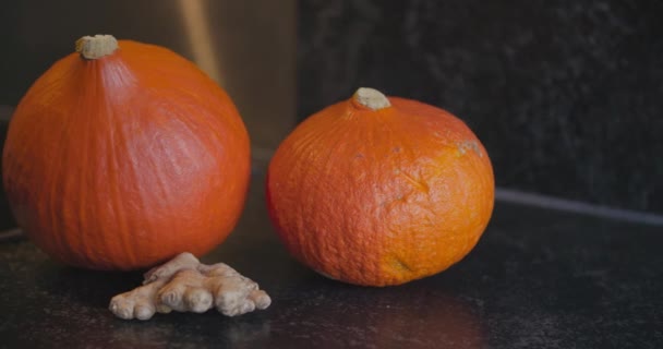 Twee Oranje Pompoenen Gember Klaar Worden Gebruikt Voor Soep Ingrediënten — Stockvideo