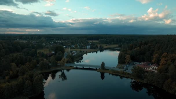 Phenomenal Drone Aerial Amazing Reflective River Small Village Kowalskie Blota – Stock-video