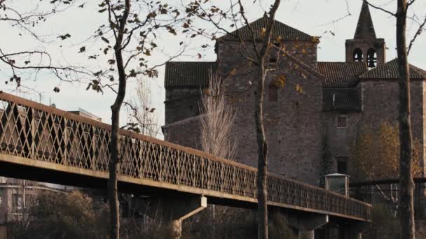 Amazing Old European Medieval Gothic Style Bridge Stone Church Sits — 图库视频影像