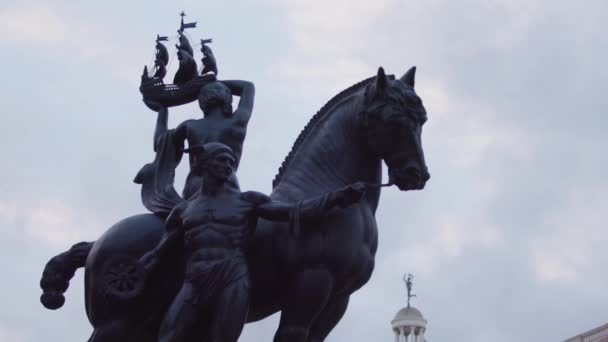 Low Angle View Bronze Sculpture Woman Horse Man Cloudy Day — Vídeos de Stock