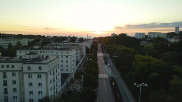 Marvelous Drone Ascends Empty Polish Street Gdynia Reveal Miraculous Orange — Vídeos de Stock