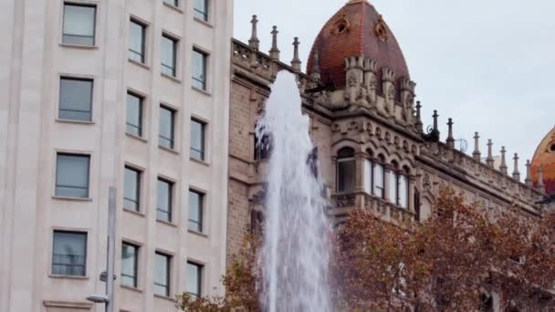 Tilt Shot Fountain Stream Edificios Neogóticos Modernos Detrás — Vídeos de Stock