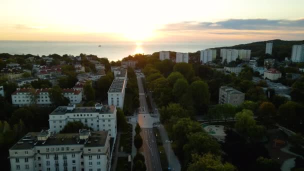 Epic Amazing Drone Shot Gdynia Descend Empty Tree Lined Street — Vídeos de Stock