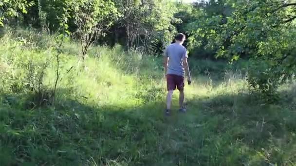 Homem Caminha Caminho Floresta Durante Dia Temporada Verão Jovem Filmado — Vídeo de Stock
