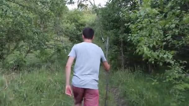 Een Man Loopt Een Voetpad Het Bos Overdag Zomer Jongeman — Stockvideo
