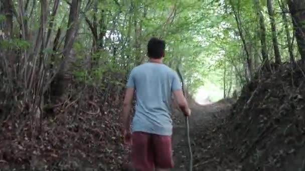 Een Man Loopt Een Voetpad Het Bos Overdag Zomer Jongeman — Stockvideo
