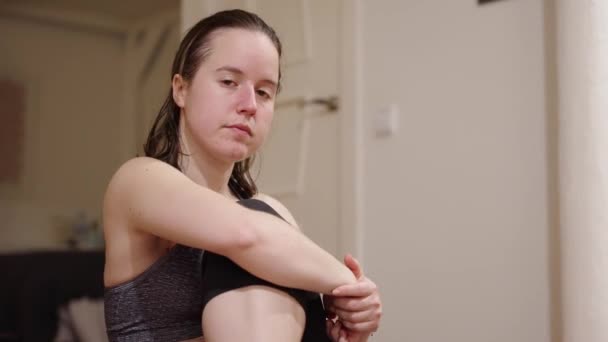 Jonge Vrouw Thuis Stretching Tijdens Dagelijkse Training Routine — Stockvideo