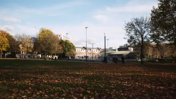 Devonshire Green Park Sheffield South Yorkshire Sunny Day Public Space — стокове відео