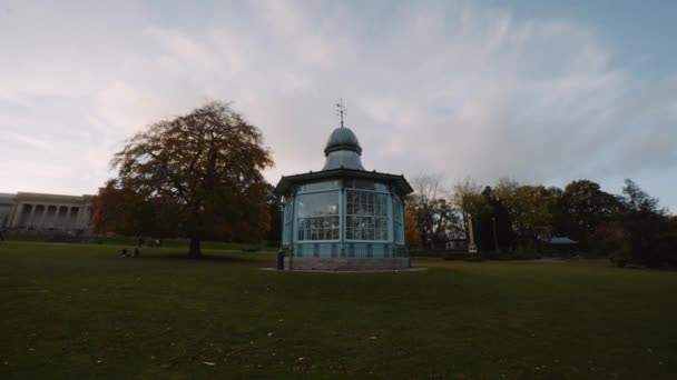 Western Park Band Stand Landmark Longer Shot Autumn Season Университет — стоковое видео