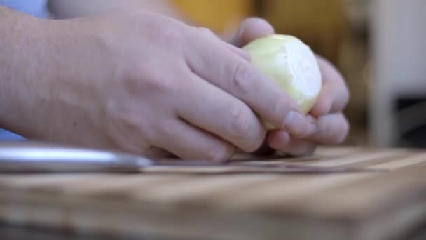 Static Shot Man Peeling Onion — Video Stock