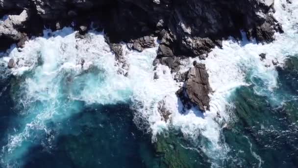 Wellen Treffen Schwarze Felsen Meer — Stockvideo