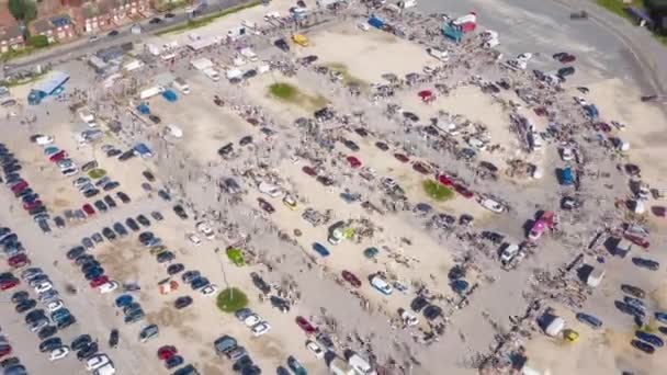 Aerial Clockwise Hyper Lapse Rotation Busy Market Hull Car Boot — Stockvideo