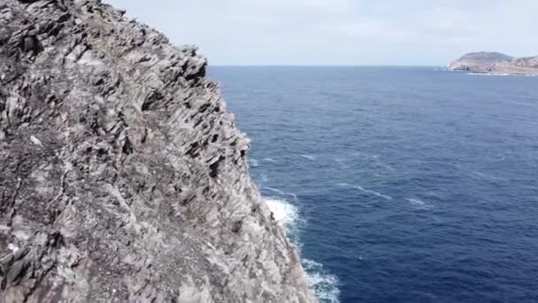 Drone Flies Incredibly Close Sharp Rocks Overlooking Sea Sardinia — Vídeos de Stock
