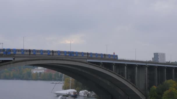 Famous Bridge Tranebergsbron Stockholm View Distance Subways Other Vehicles Share — стоковое видео