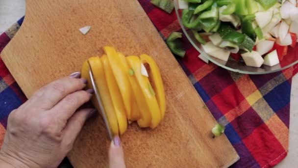 Overhead View Woman Hands Using Knife Slice Yellow Sweet Pepper — Vídeos de Stock